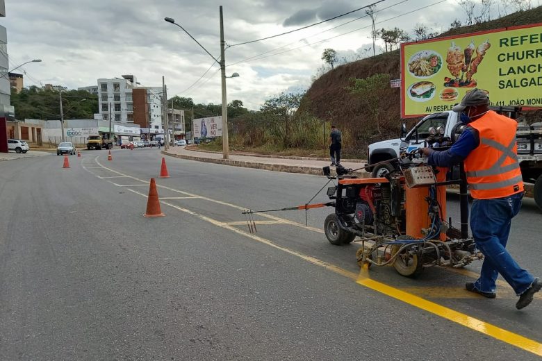Monlevade: revitalização de sinalização começa pela avenida Gentil Bicalho