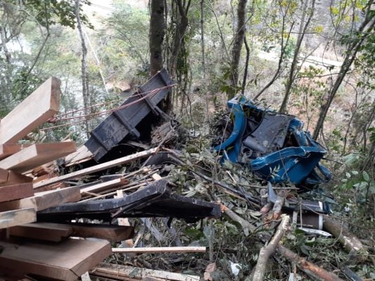 Três pessoas morrem após caminhão cair da Ponte Torta, em João Monlevade