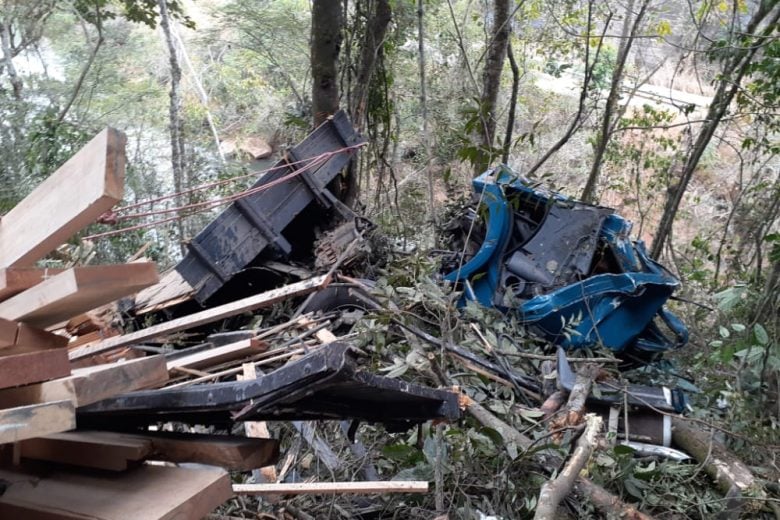 Três pessoas morrem após caminhão cair da Ponte Torta, em João Monlevade