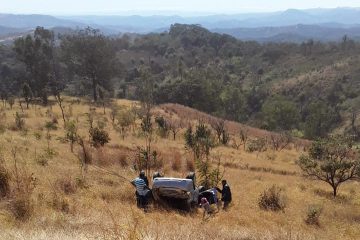 Duas mulheres ficam feridas após carro capotar na BR-381, em Caeté