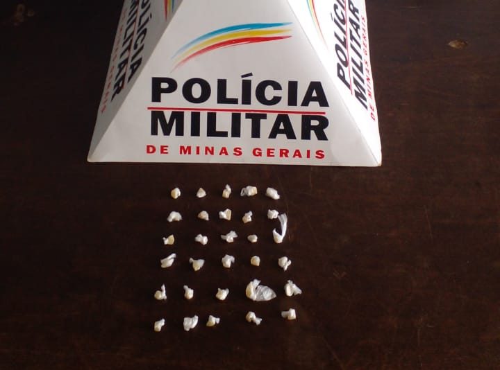 Suspeito é preso com pedras de crack em Santa Bárbara