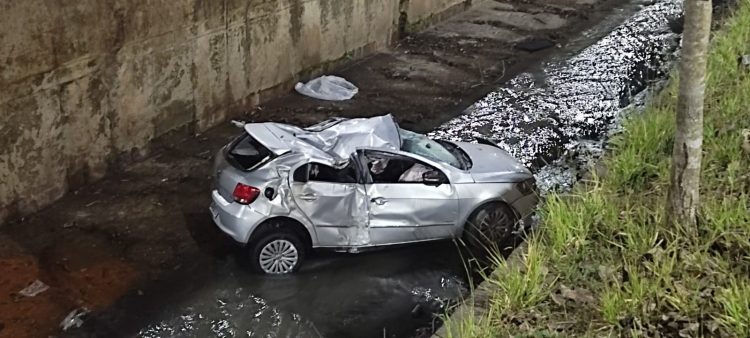 carro-cai-no-canal-e-motorista-fica-ferido-na-madrugada