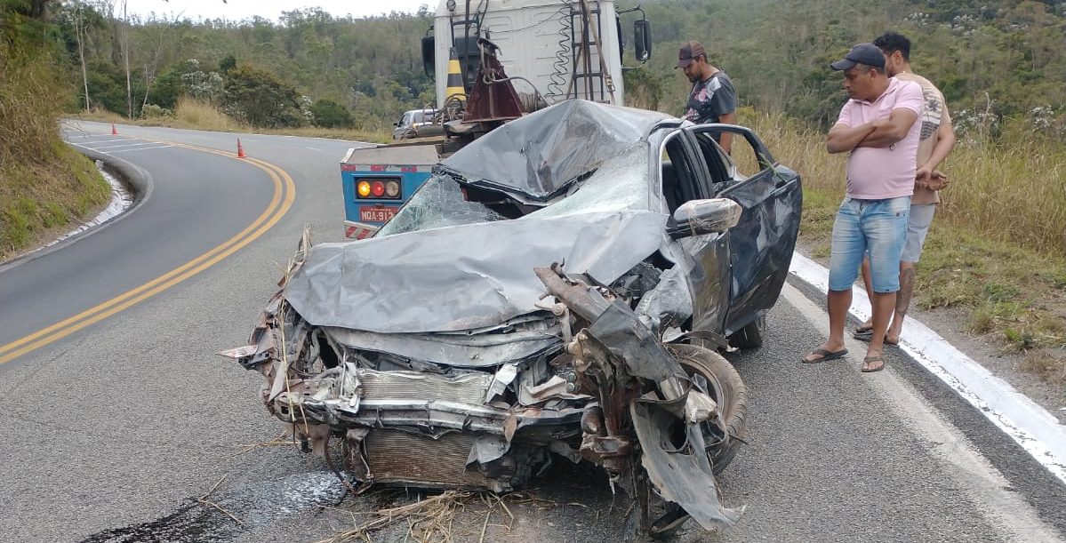 Carro cai em ribanceira e quatro pessoas ficam feridas na BR-381