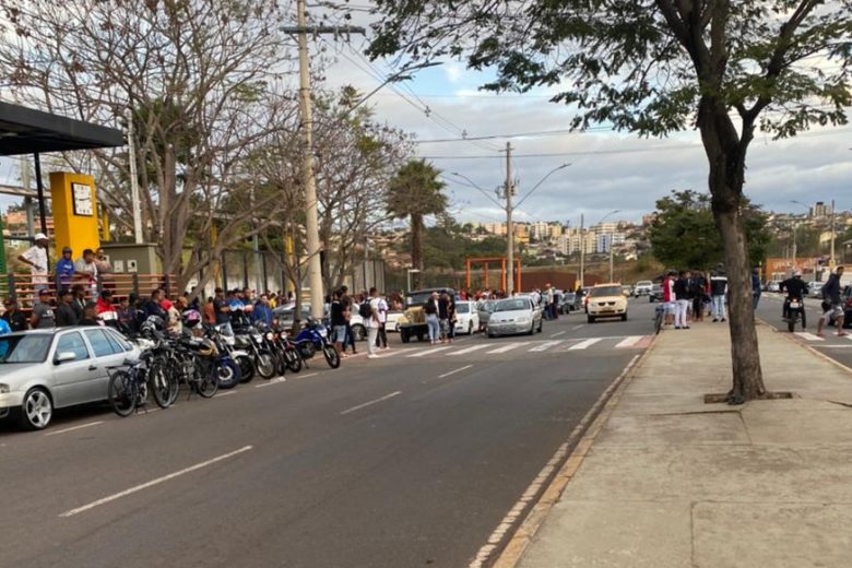 Polícia acaba com farra envolvendo 500 pessoas na avenida Mauro Ribeiro