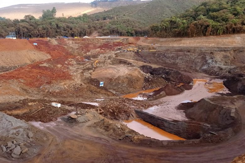 Deslizamento de aterro em mineradora assusta moradores de ...