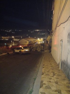 Caminhão tomba em Santa Luzia
