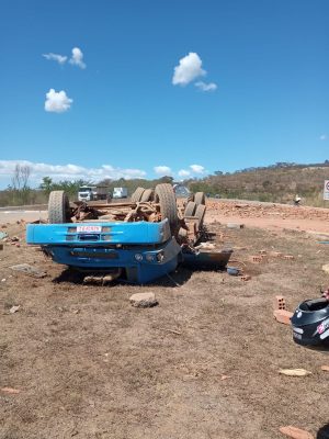 Caminhão capota na BR-135