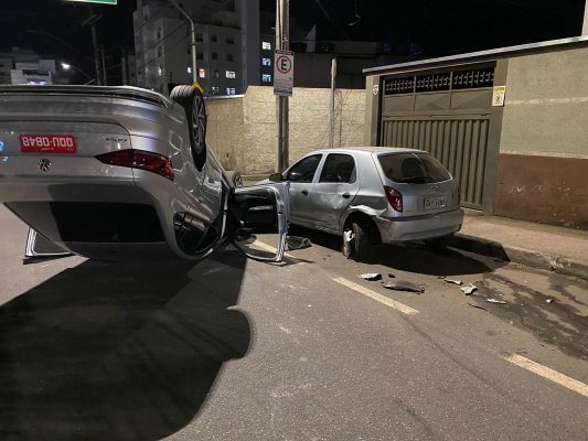 Homem com suspeita de embriaguez capota carro na Avenida Mauro Ribeiro Lage