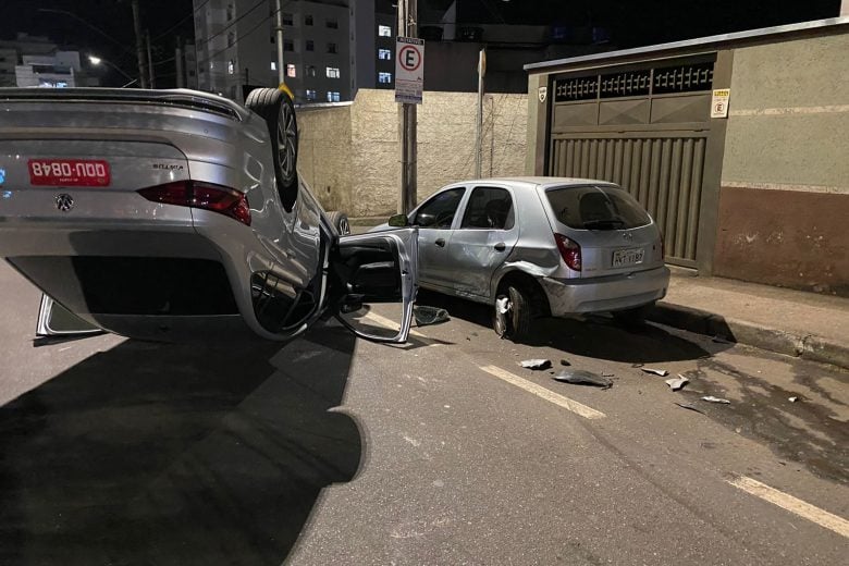 Homem com suspeita de embriaguez capota carro na Avenida Mauro Ribeiro Lage