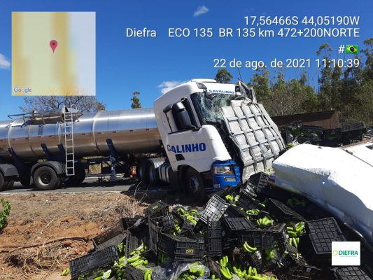 Motorista de caminhão morre em colisão com carreta no Norte de Minas