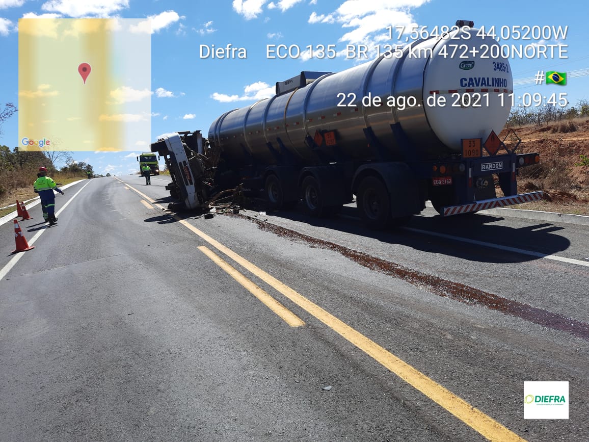 Motorista de caminhão morre em colisão com carreta no Norte de Minas