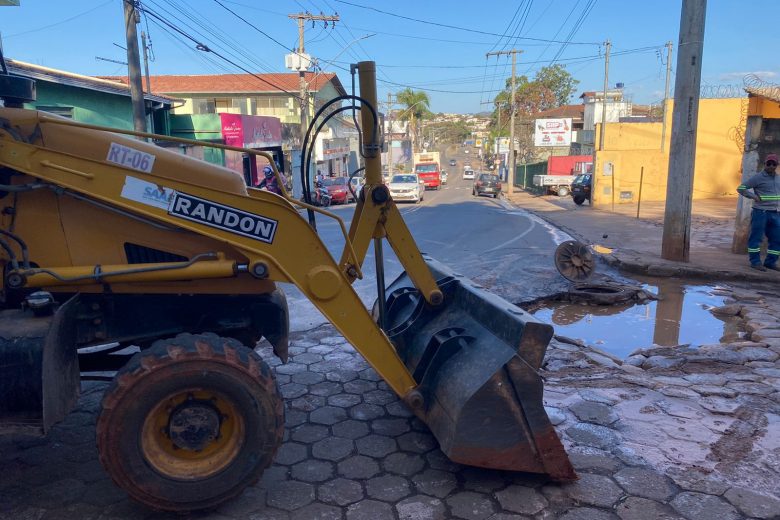 Itabira: anel hidráulico rompe na avenida Rio Doce e ameaça abastecimento de água