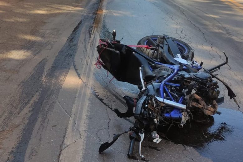 Motociclista morre após bater de frente com micro-ônibus na BR-381