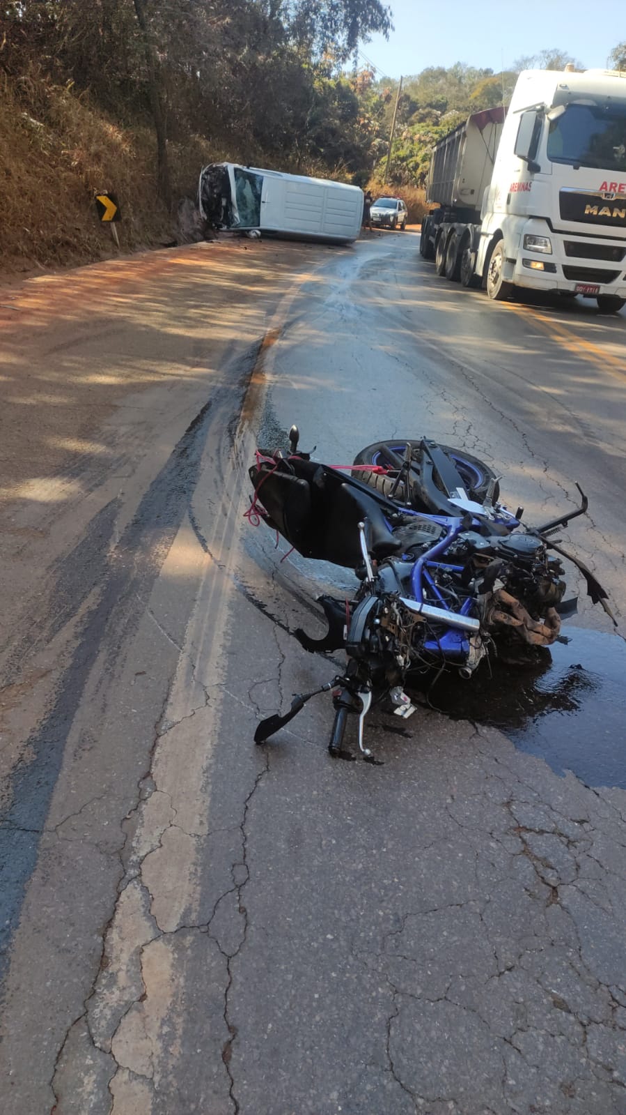 Motociclista morre após bater de frente com micro-ônibus na BR-381