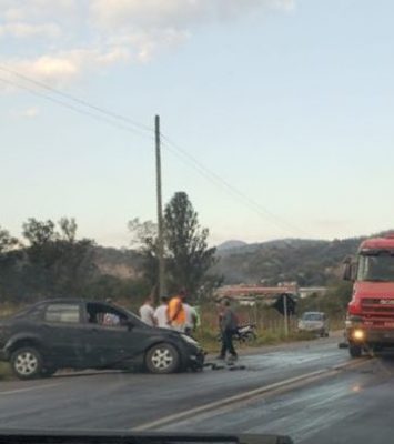 Acidente envolvendo carreta e carro de passeio deixa duas vítimas na BR-381