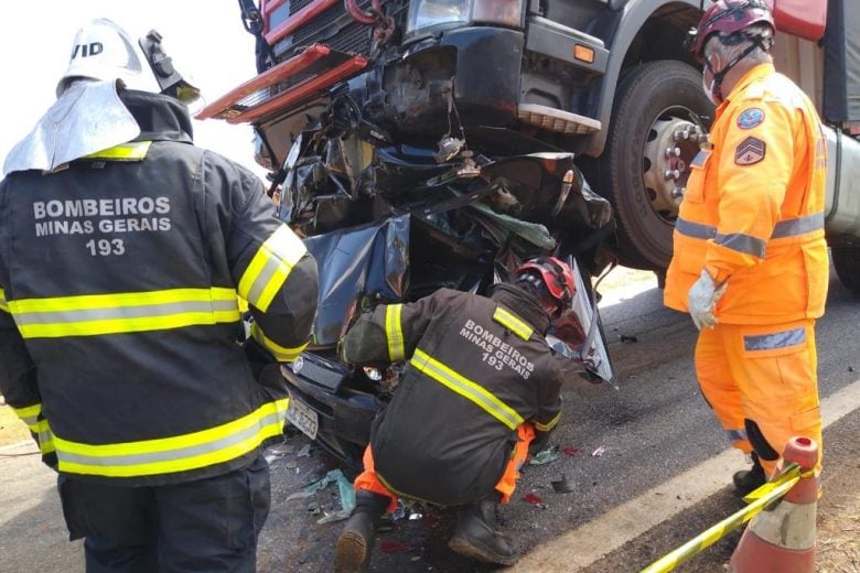 Duas pessoas morrem em acidente na BR-381; engarrafamento chega a 25 quilômetros