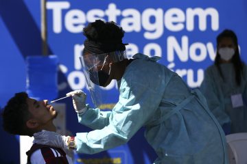 Especialistas projetam fim da pandemia de Covid-19 este ano, mas vírus deve permanecer