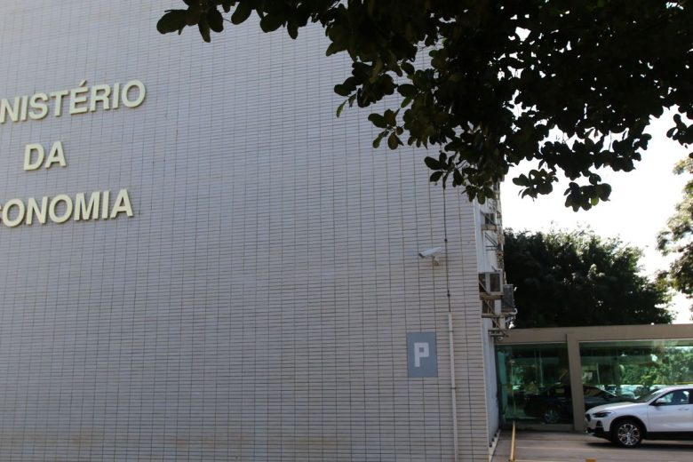 Governo reduz para R$ 95,8 bilhões previsão de déficit para 2021