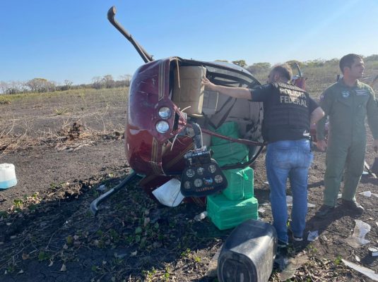 Helicóptero carregado com 300 kg de cocaína cai em fazenda no Pantanal