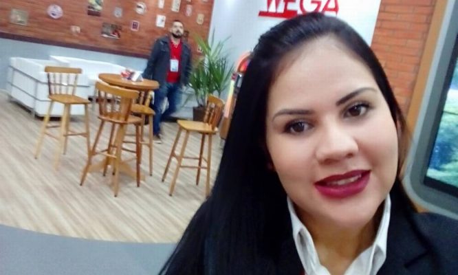 Mulher passa mal em festa, morre e banda continua tocando; veja vídeos