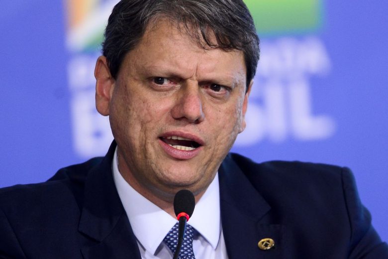 Objetivo é fazer com que brasileiro voe mais, diz ministro