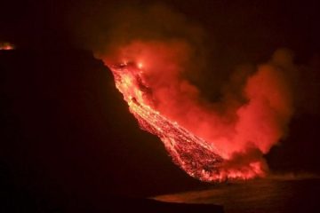 Lava do vulcão nas ilhas Canárias causa gases tóxicos ao chegar ao mar
