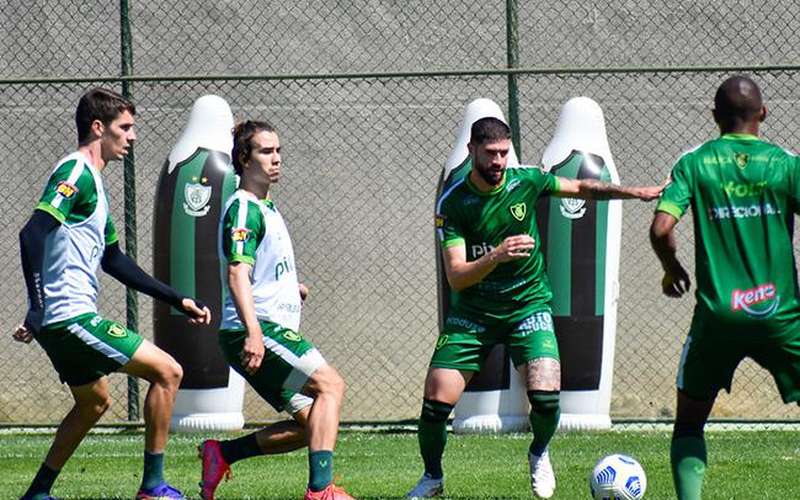 América tem quase um time de pendurados para jogo contra o Athletico-PR