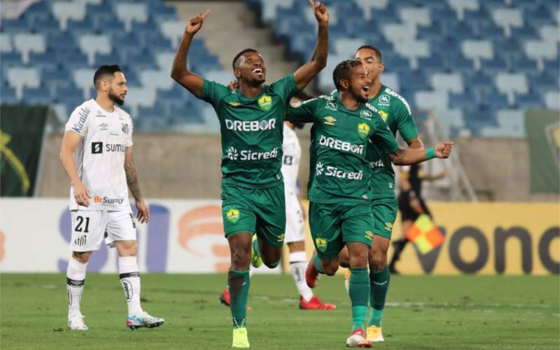 Santos perde para o Cuiabá com gol no fim e se complica no Brasileirão