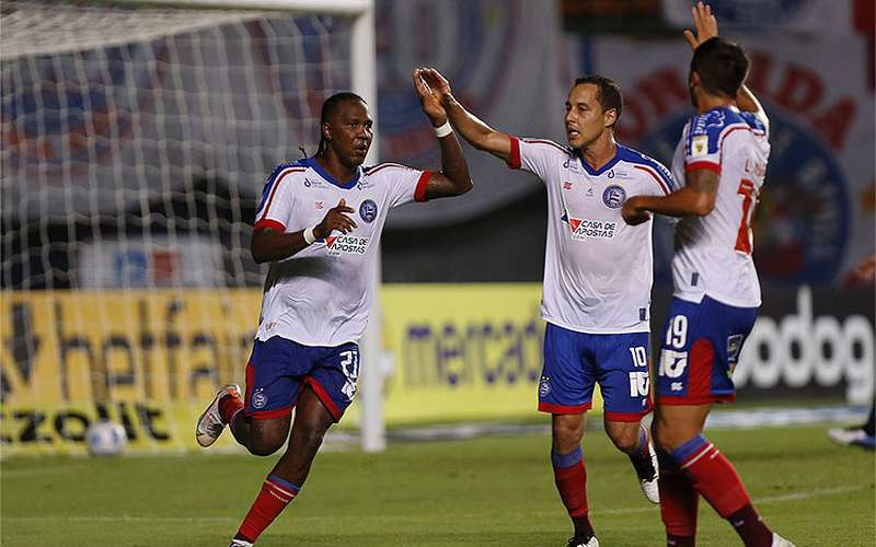 Rodallega faz quatro gols e comanda vitória do Bahia sobre o Fortaleza