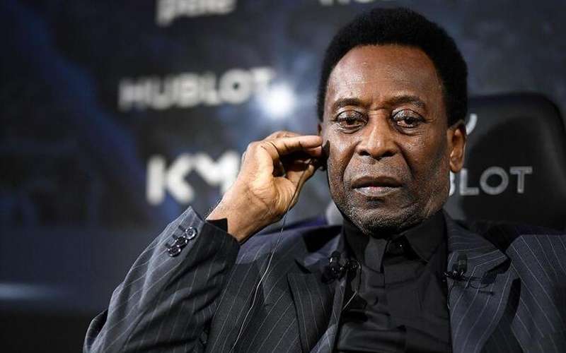 Pelé está internado há seis dias após exames apontarem problemas de saúde
