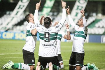 Coritiba goleia o Brusque em casa e dispara na liderança da Série B