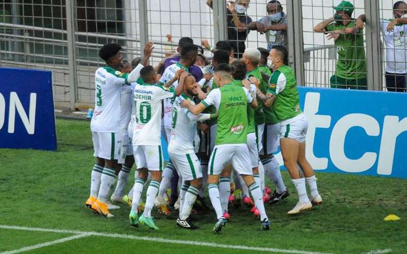 Zárate estreia com assistência, e América vence Athletico-PR no Brasileirão