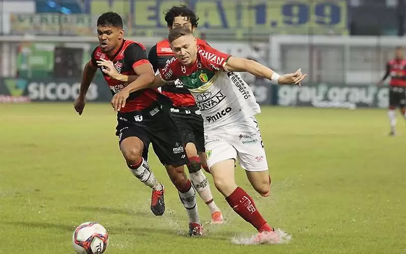 Sob muita chuva, Brusque e Vitória empatam em confronto direto na Série B