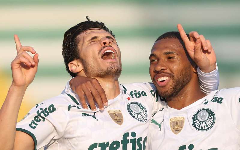 Palmeiras decide no 1º tempo, vence Chapecoense e se recupera no Brasileiro