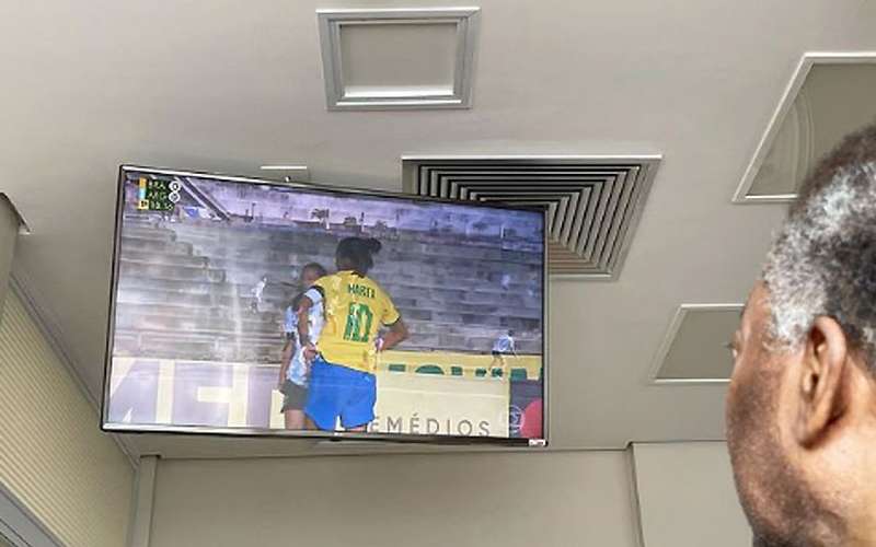 Em recuperação no hospital, Pelé admira Marta em ação pela Seleção Feminina