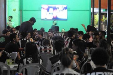 Torcedores do Atlético lotam bares de BH para assistir jogo com Palmeiras