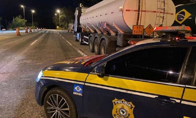 Carga irregular com 30 mil litros de gasolina é apreendida pela PRF