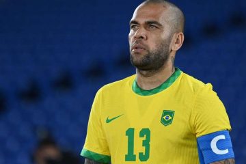 Sem clube, Dani Alves não é convocado e corre risco de ficar fora da Copa