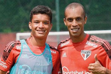 Miranda joga com o filho em atividade de profissionais e base no São Paulo
