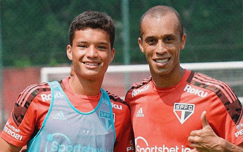 Miranda joga com o filho em atividade de profissionais e base no São Paulo