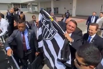 Presidente Jair Bolsonaro posa com bandeira do Atlético em BH; veja vídeo