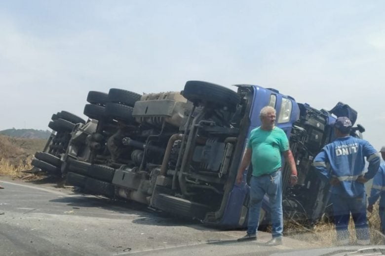 Carreta tomba e bate em carro na BR-381, em São Gonçalo