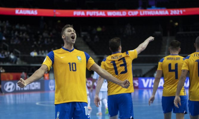 Brasil sofre, faz 1 a 0 no Marrocos e avança à semifinal do Mundial de Futsal