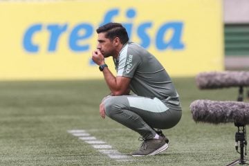 Sem notar o que acontecia à sua volta, Palmeiras sai atrás na briga pelo Brasileirão