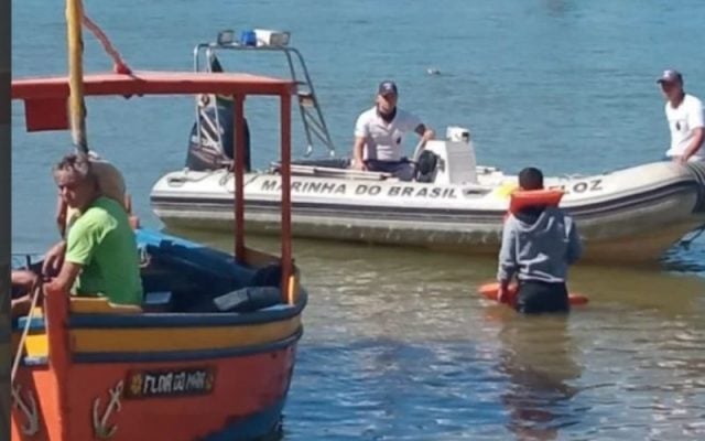 Embarcação naufraga em Guarapari com 12 tripulantes