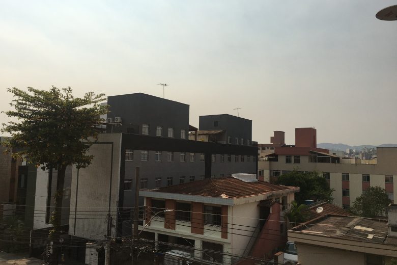Incêndios na Região Metropolitana e baixa umidade do ar deixam céu de BH acinzentado
