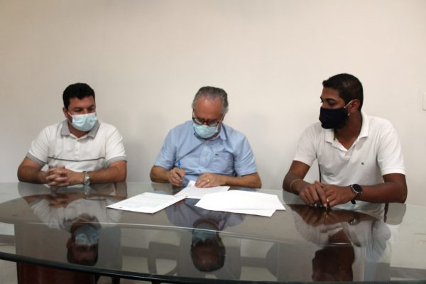 Dr. Laércio assina contrato para obras de infraestrutura no Distrito Industrial