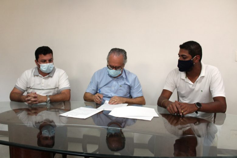 Dr. Laércio assina contrato para obras de infraestrutura no Distrito Industrial
