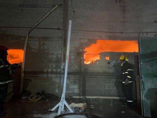 Incêndio atinge galpão em BH
