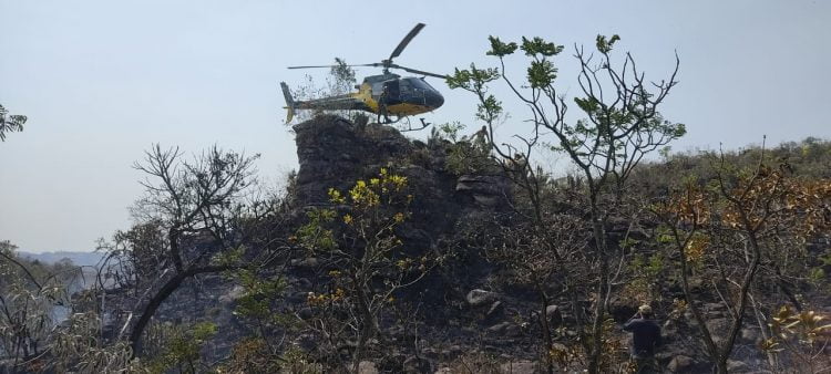 Bombeiros combatem incêndio na Serra do São José